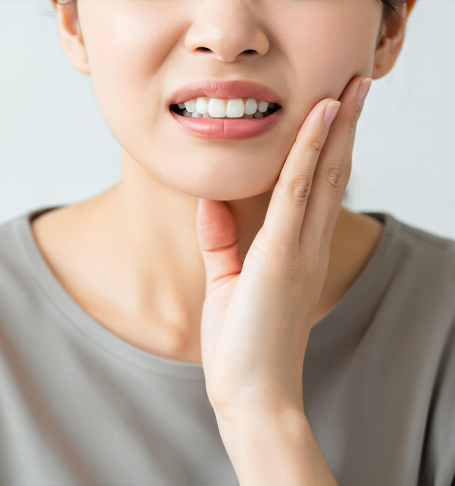 歯が痛む女性