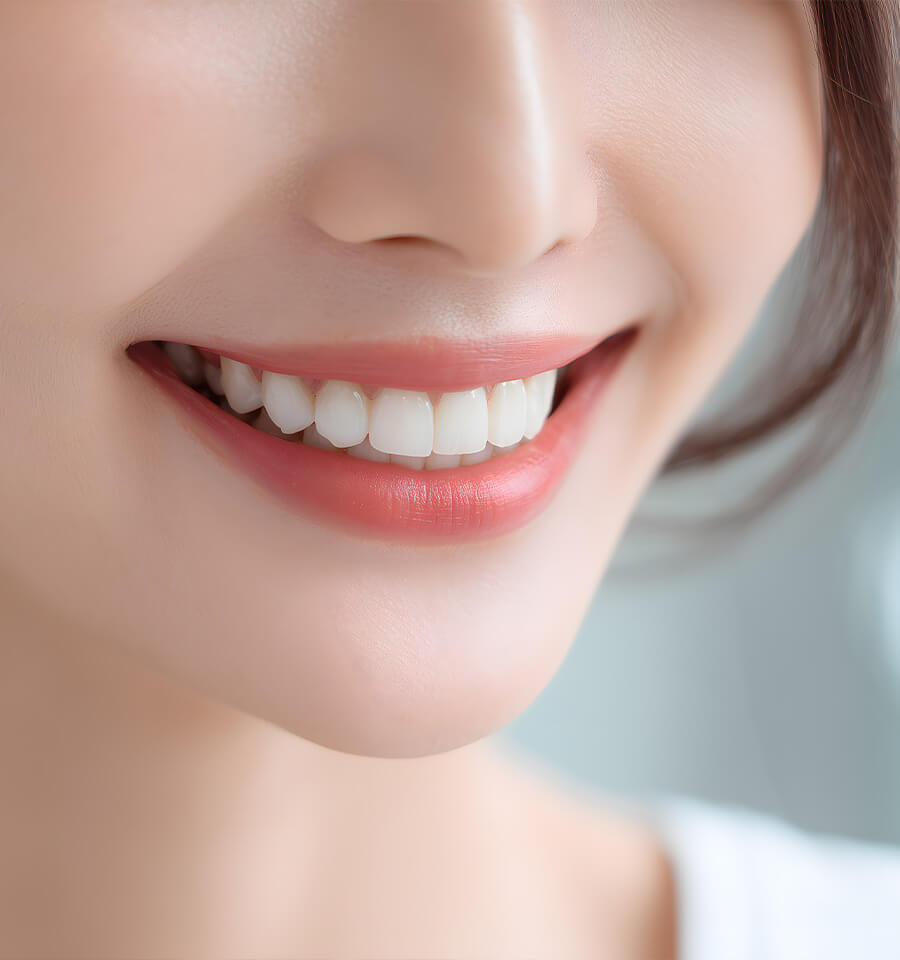 白い歯を見せて微笑む女性